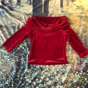 Red trapless shirt